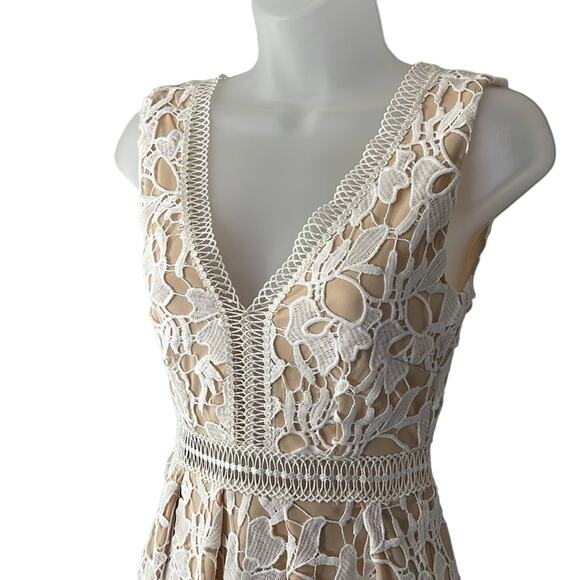 Romeo + Juliet Couture Lace Dress Size XS worn once - Picture 2 of 6